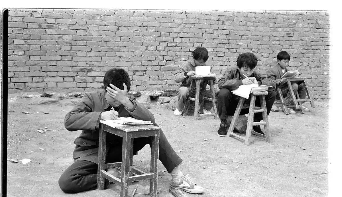 80 后作为中国第一代大规模独生子女群体，如今正集中面临 “父母已老、人生半程”