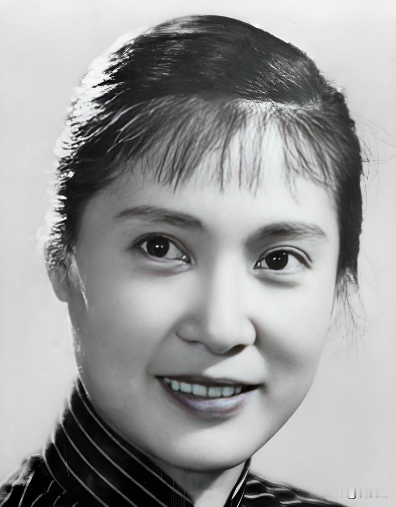 1938年，26岁的陈天国把16岁的秦怡玷污了，之后，秦怡大病了一场，高烧不退，