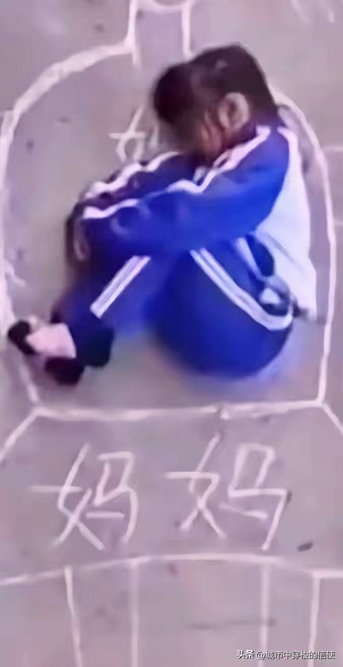 泪目，看哭了，女孩放学时，看见别的学生都有爸妈接送，突然想起了去世的妈妈，在放学