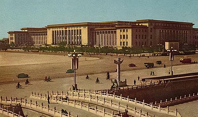 1949年，梁思成找到中央提议：＂不如把人民大会堂建在五棵松。＂可就在中央考虑之