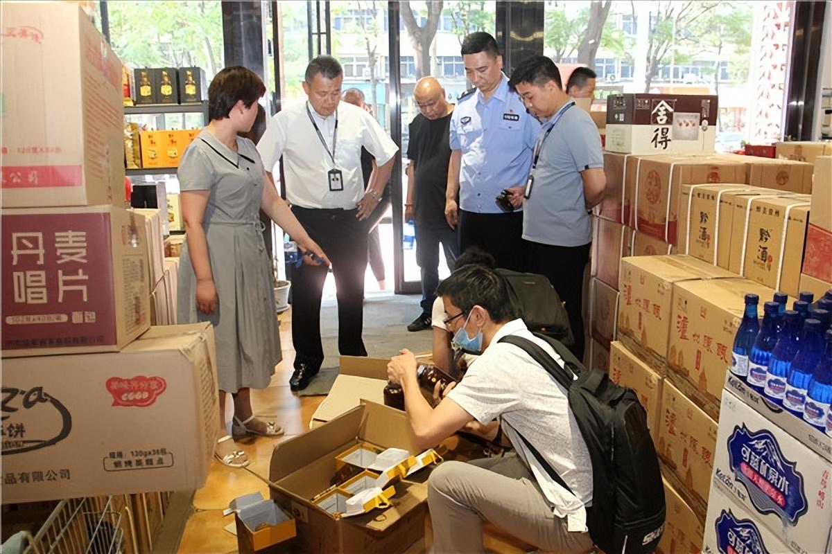 河南郑州，男子为了给领导送礼，花55800元购买了几批茅台和五粮液，不料，领导见