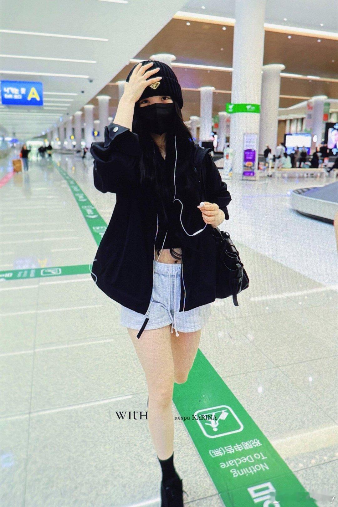 柳智敏5.7✈️韩国柳智敏Karina今日机场回国啦！简约宽松的运动风夹克内搭昨