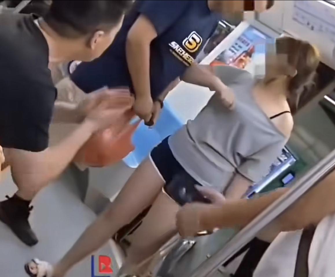 男子多次下跪，女子依旧“铁面无私”！

上海地铁，一名男子用手肘碰了一下女子的胸