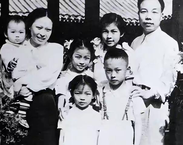 1958年，开国上将萧华回到江西兴国，找到了失散24年的亲妹妹萧金洪。见面时，萧