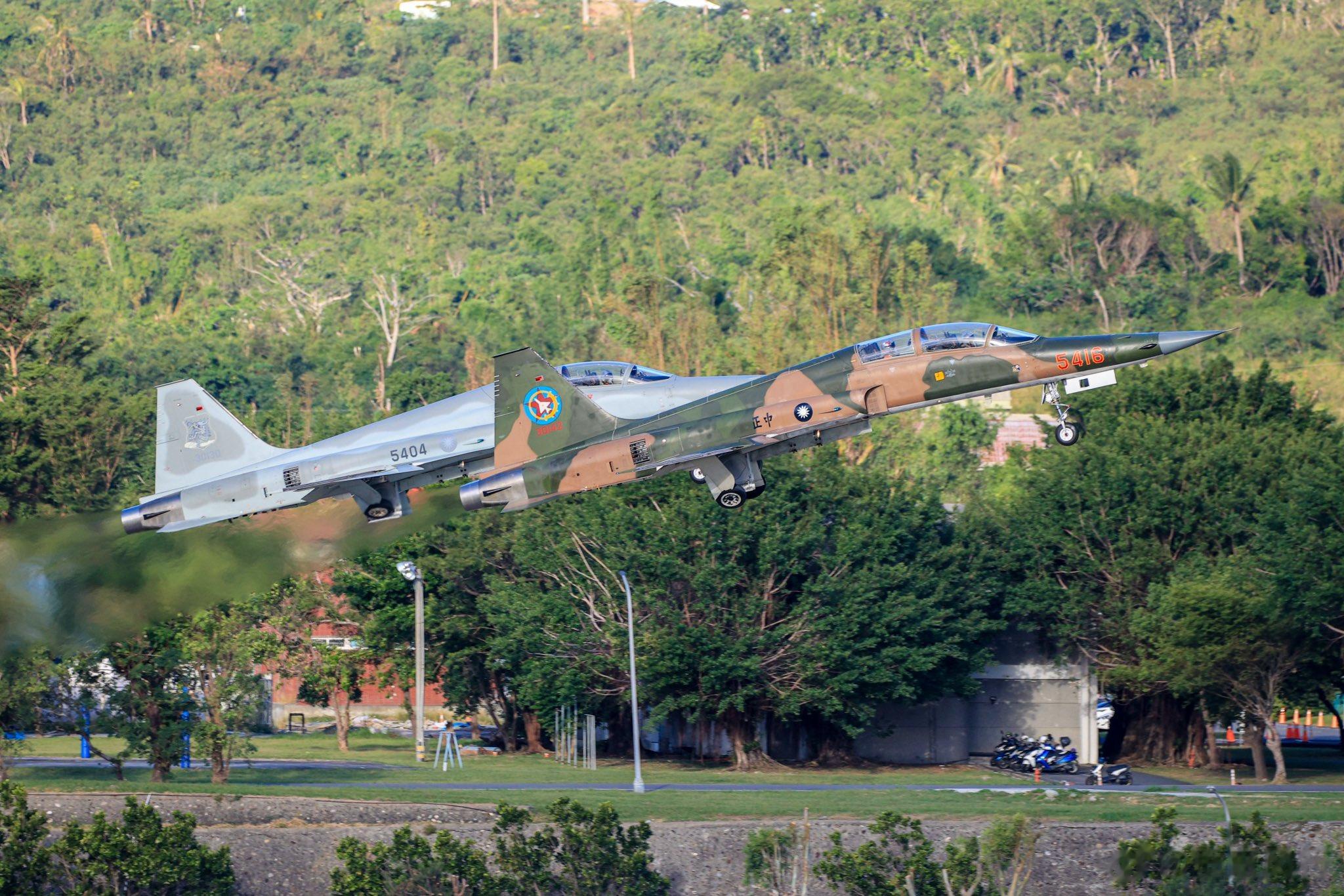 对岸F-5F双机起飞，这个机位真不错#武器装备[超话]##航空[超话]# ​​​