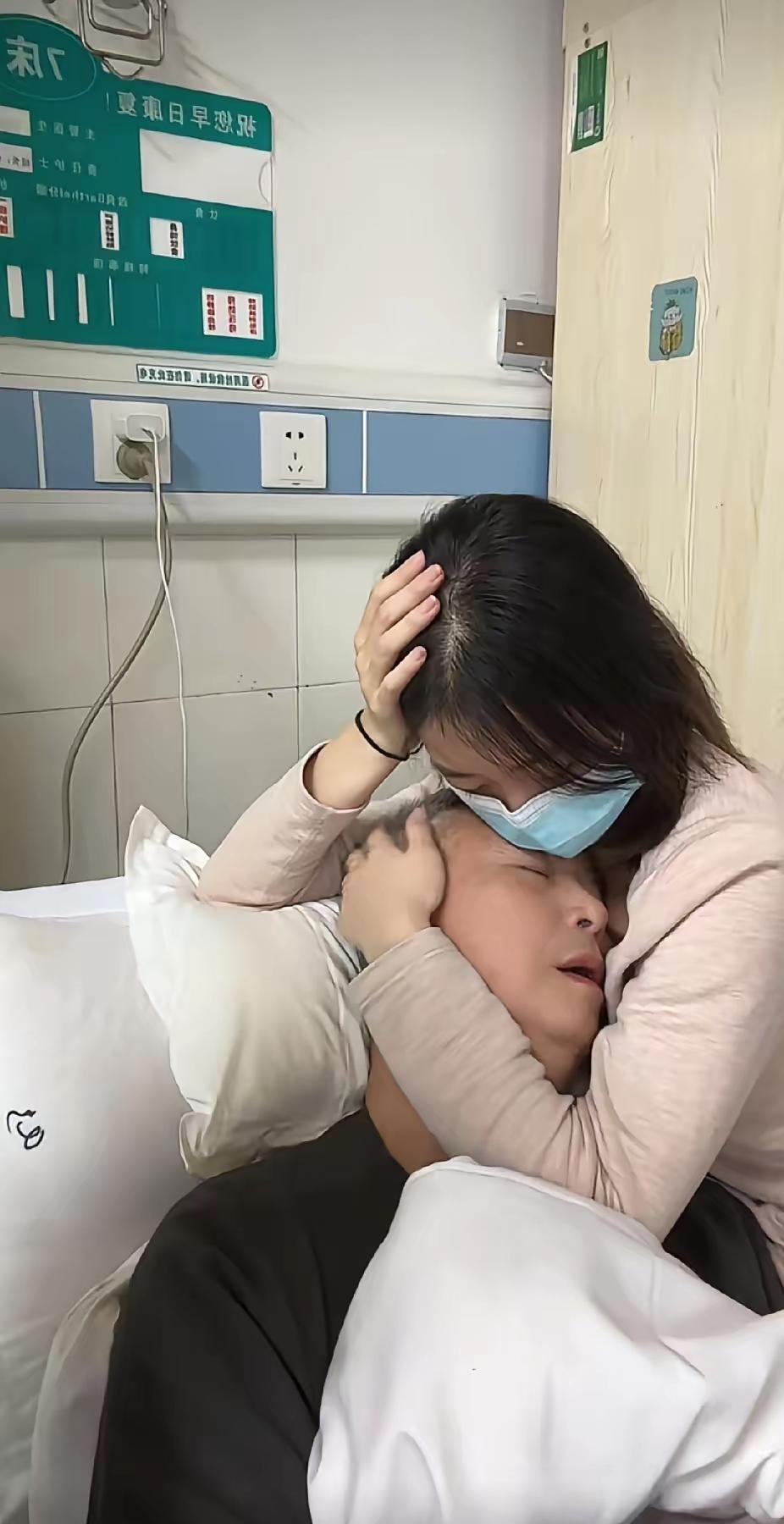 男子手术后难受得躺在床上直呻吟，年轻女孩的一个举动，让病房里的病友看着瞬间泪目了