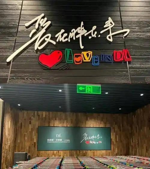 据2025年初公布的数据，胖东来员工刨除社保和税的平均实发工资为9886元，店长
