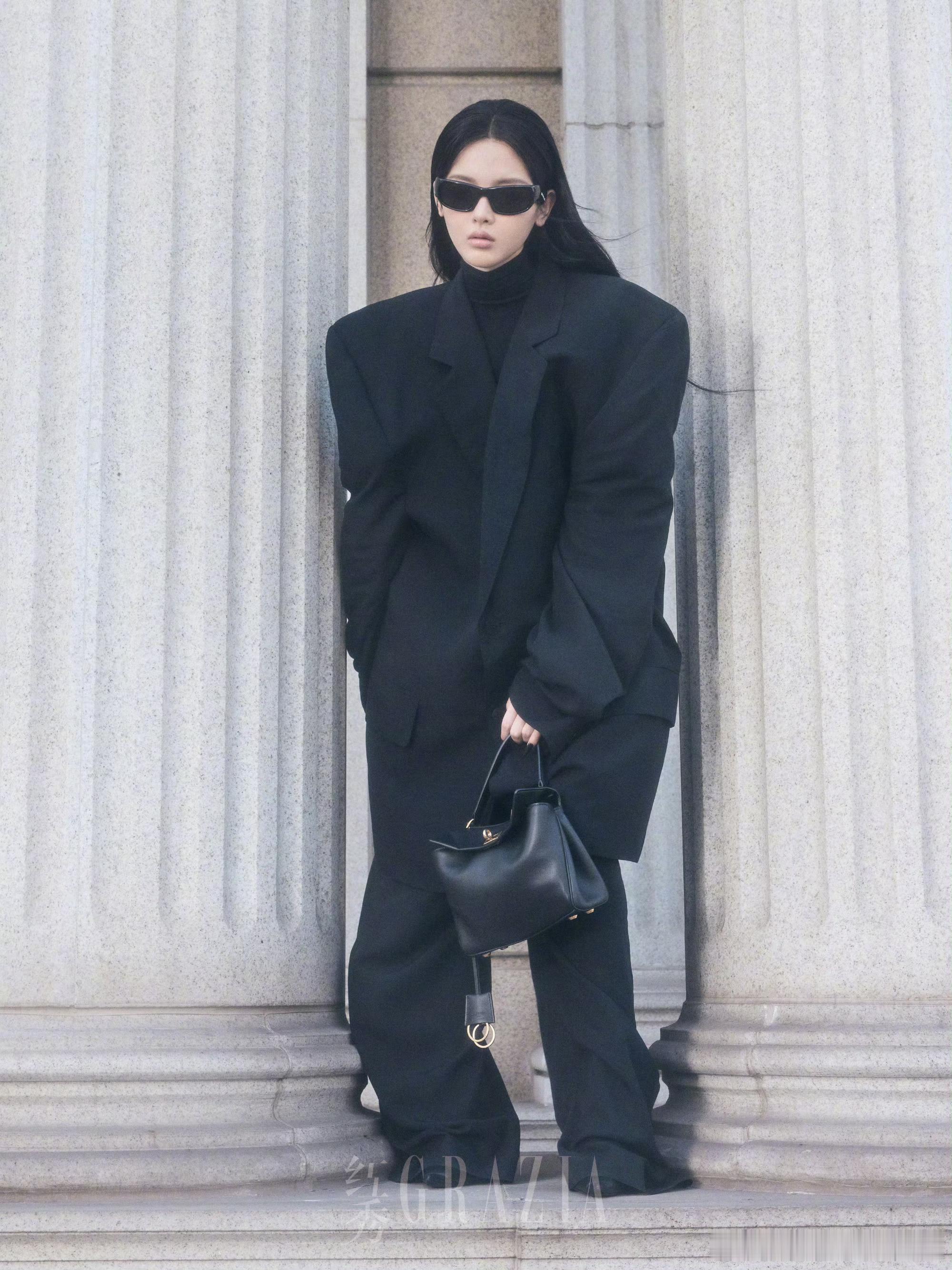 杨超越《红秀》封面，巴黎世家衣服好癫啊，但素超越妹妹靠脸扛住了[送花花] ​​​