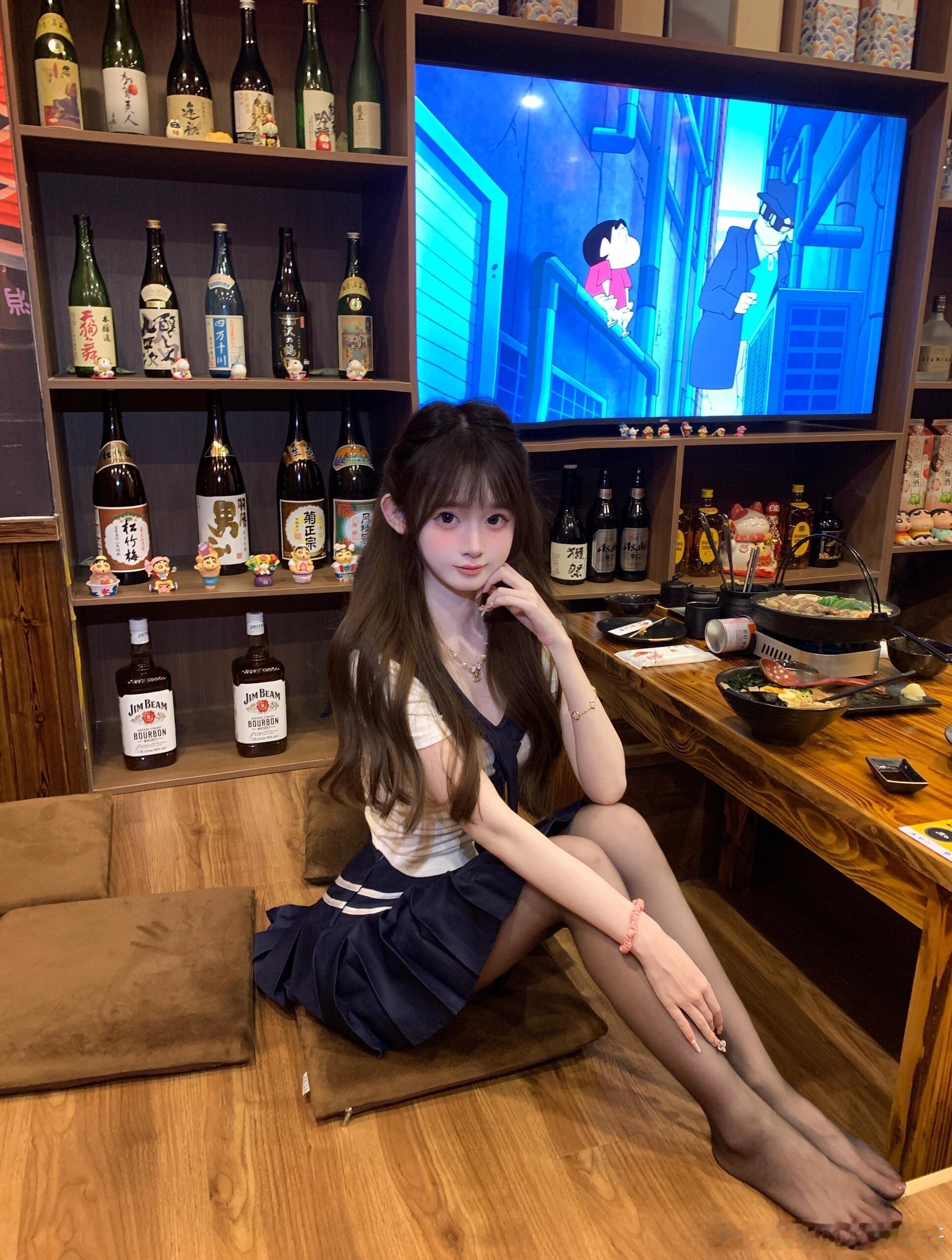 吃日料要脱鞋，露出丝袜小jiojio，有点尴尬😅 ​​​