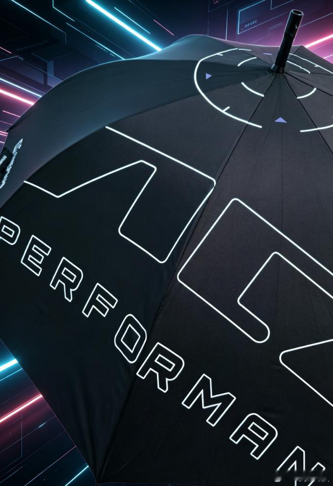 刚收到一加 Ace 6 至尊版发布会邀请函，居然是一把超酷的枪型手柄雨伞，颜值直