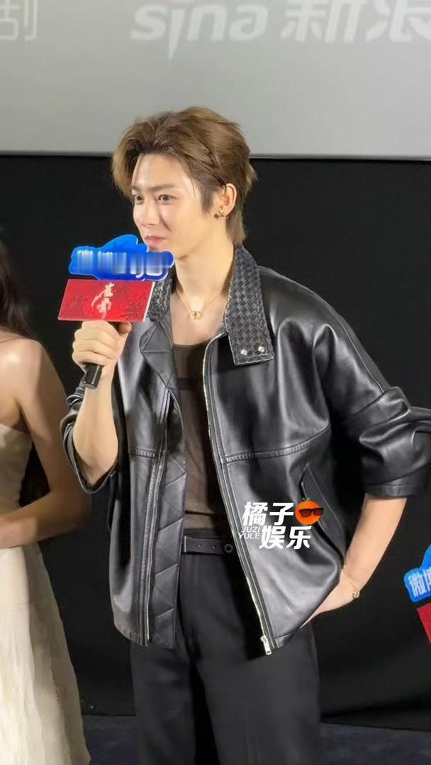 侯明昊问艾米自己脱不脱外套哈哈哈本来只是起哄看热闹，真的没想到他下意识征求艾米意
