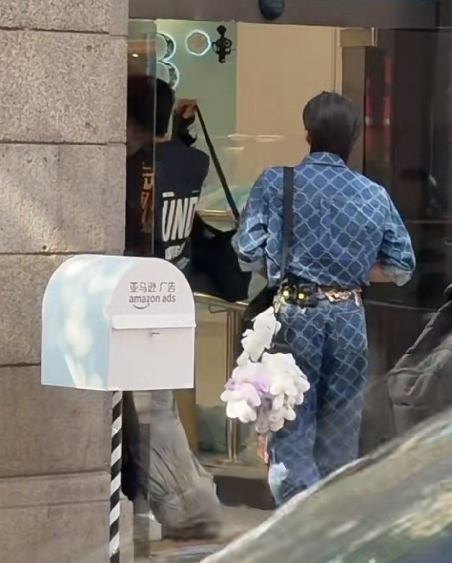 孩孩就这样挂着一堆咪 
