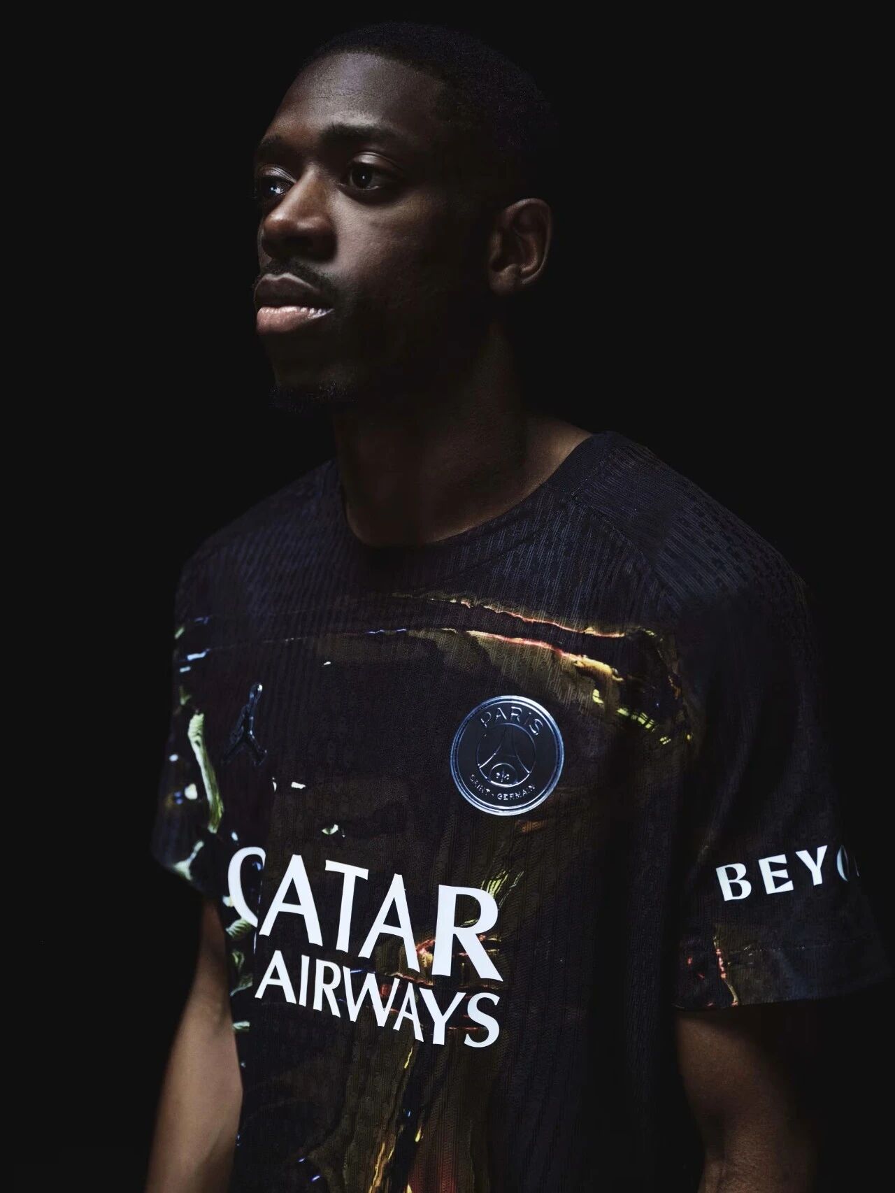 法国球迷俱乐部  巴黎圣日耳曼与乔丹品牌今日正式发布暗夜版球衣，这是继过去一个月