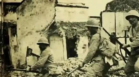 1937年，日军士兵破城后在南京四处寻找“花姑娘”时，稀里糊涂地闯入了一座尼姑庵