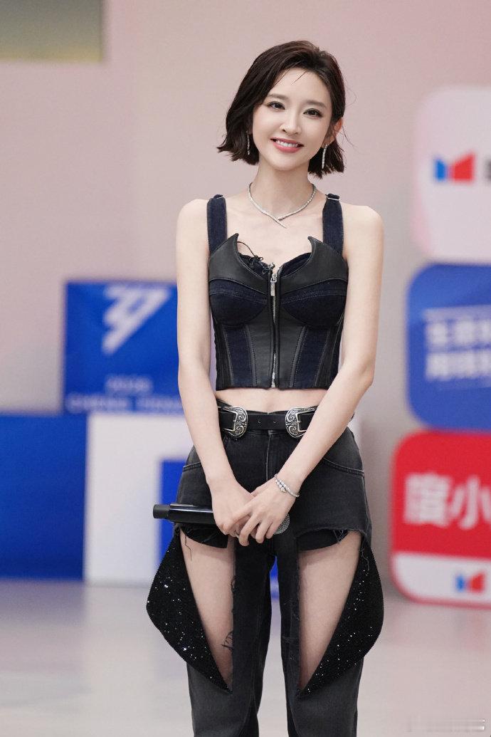 曾沛慈曾沛慈团将笑意和引力酿成治愈的光芒乘风2026曾沛慈带着整组姐姐彼此包容，