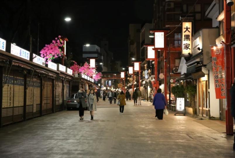 日媒曝光两则实情，都与中国游客有关，形势已经很严峻了！

第一个，日本消费暴跌。