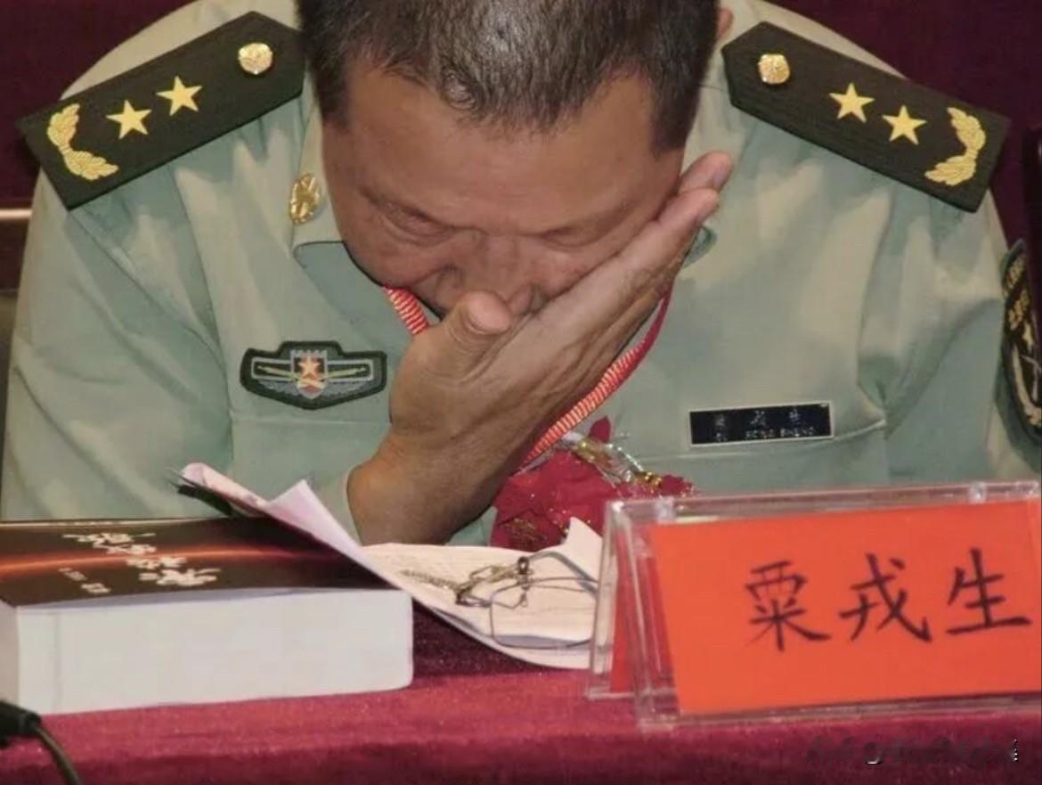 粟裕大将长子粟戎生回忆父亲粟裕时哭泣。粟裕对子女的教育可概括为“吃苦、耐劳、严肃