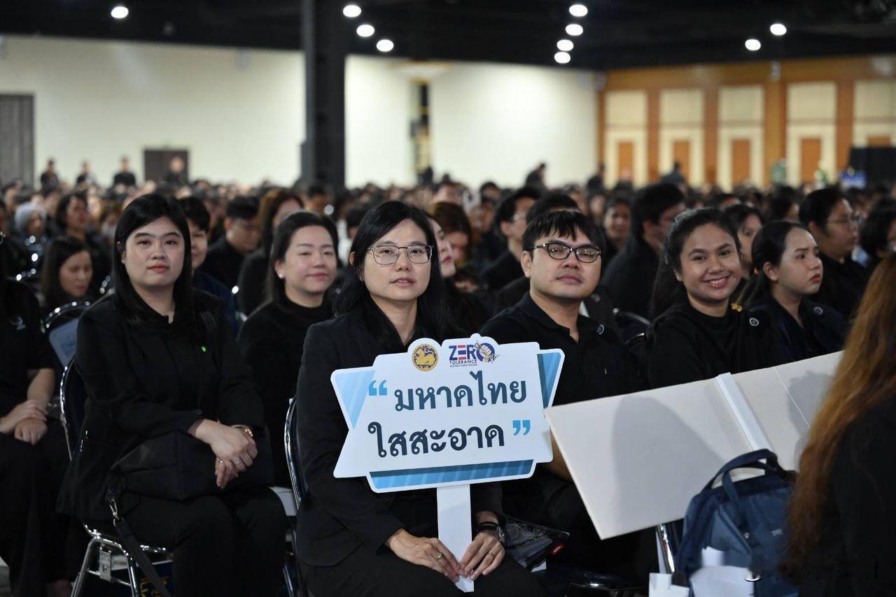 暖武里府一场高规格宣誓活动上，泰国总理阿努廷当着内阁成员、反贪组织代表、各级官员