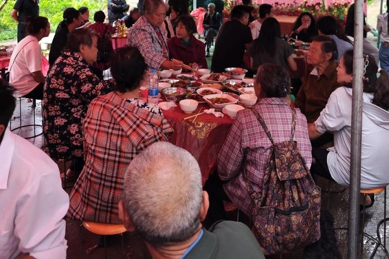 那年春节去婆婆家，她说起随礼的事。她的娘家是滑县的。
她给我说，她去她娘家村里随