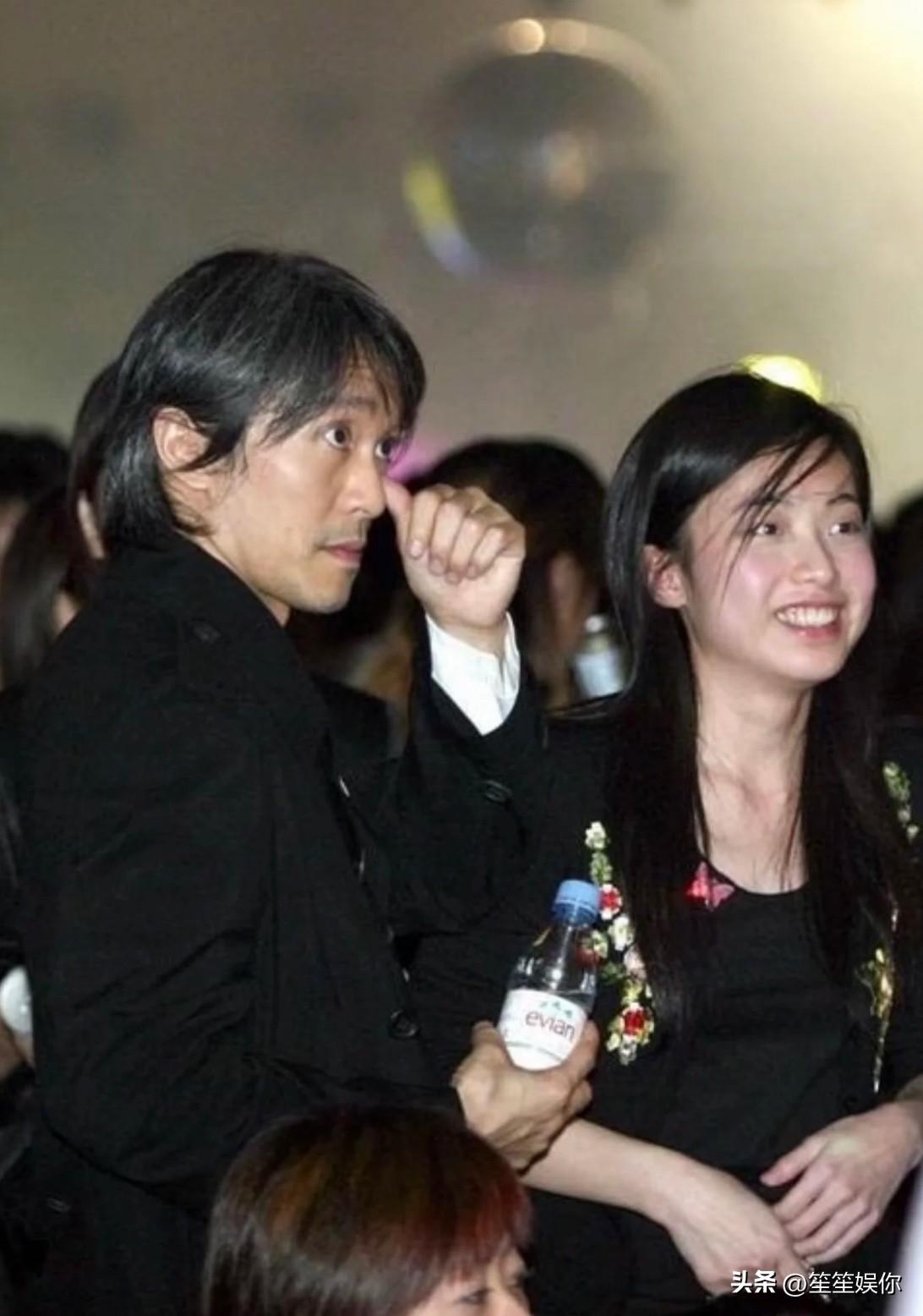 从周星驰跟甘比的肢体语言看得出来关系很好，他每次在甘比身边都很开心放松。甘比绝对