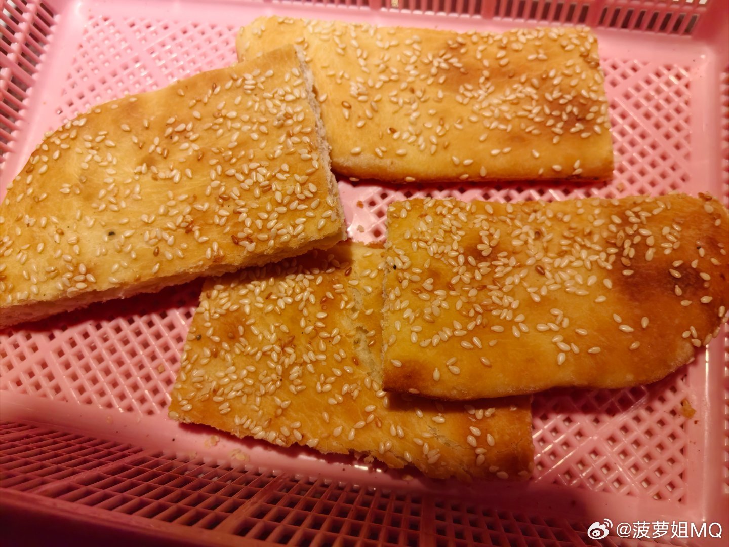 人生第一次用洗菜篓子装食物，服务员递给我的时候，我表示惊呆了