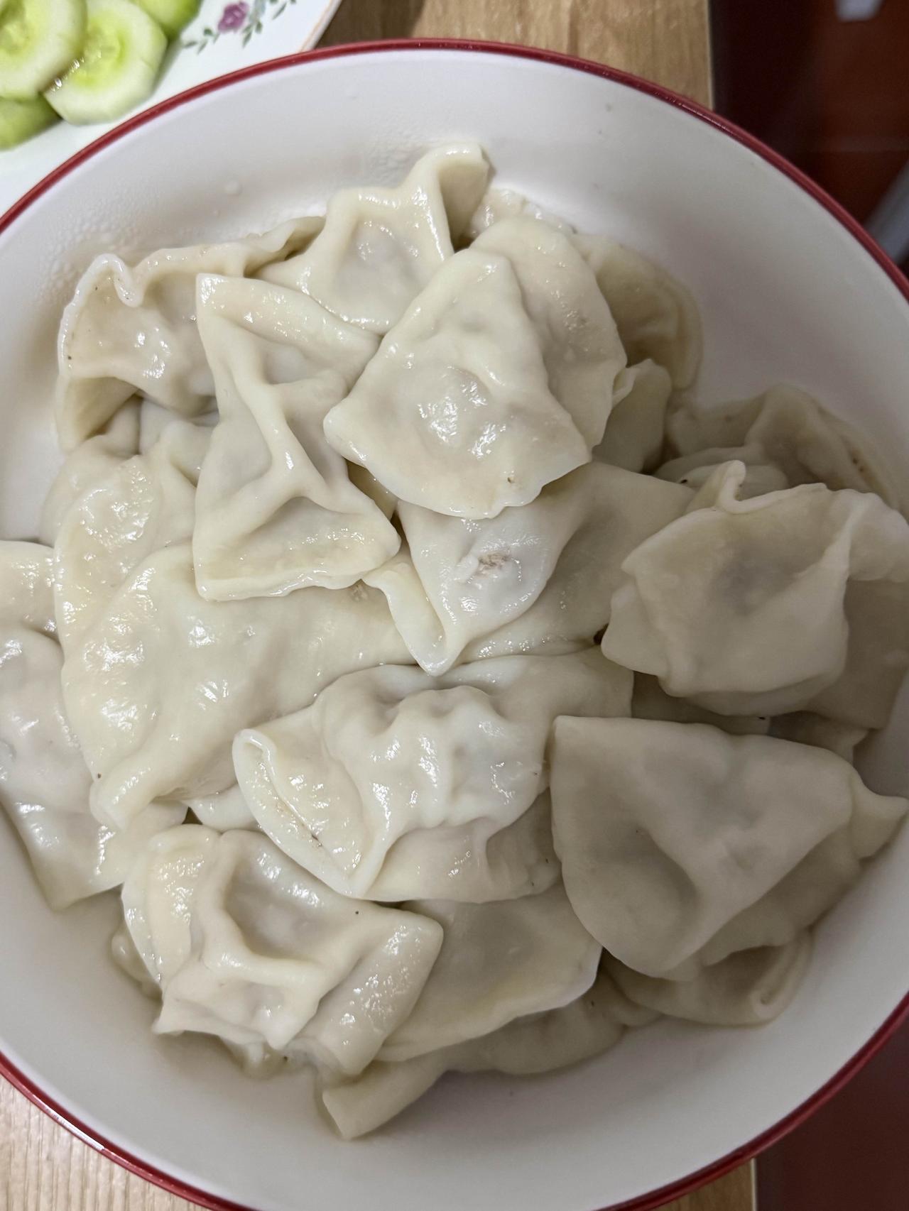 今天头伏！
民间头伏，有吃饺子的习俗！
头伏吃饺子，可以带来好运和健康！
饺子如