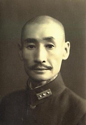 1932年，受降仪式上，日本军官把协议推到马占山面前，所有人屏住呼吸等他签字。