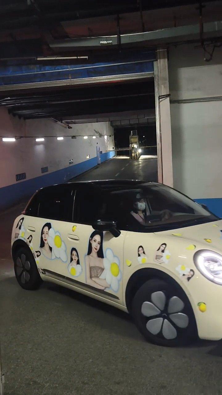 孟子义坐自己痛车上班孟子义坐自己痛车孟子义坐着自己的痛车来上班了！孟子义