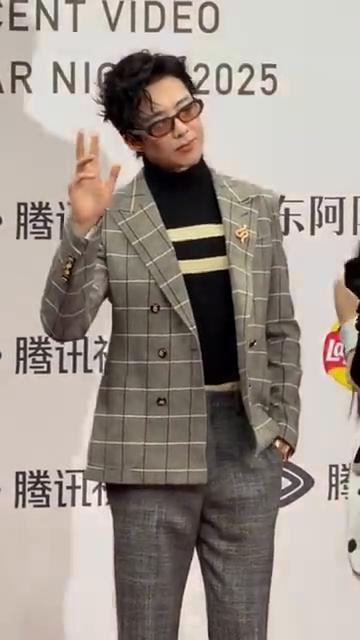 有点太养眼了，这套留非常非常，留一个小时拍照好不好？让大家多看一会。