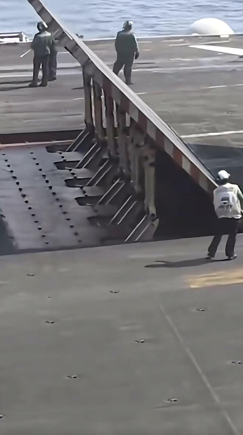 飞行员的日常：与战斗机亲密接触，感受速度与激情！🛫️🔥