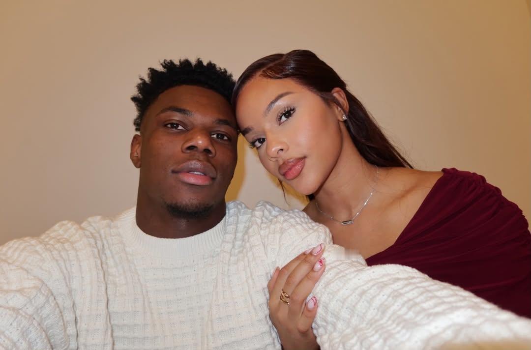 楚阿梅尼与女友一起过圣诞节 