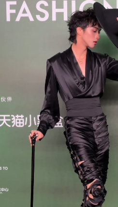 恩利红毯演小品 谁能想到红毯也能这么好玩，恩利一出场就打破常规，不走流程，直接来
