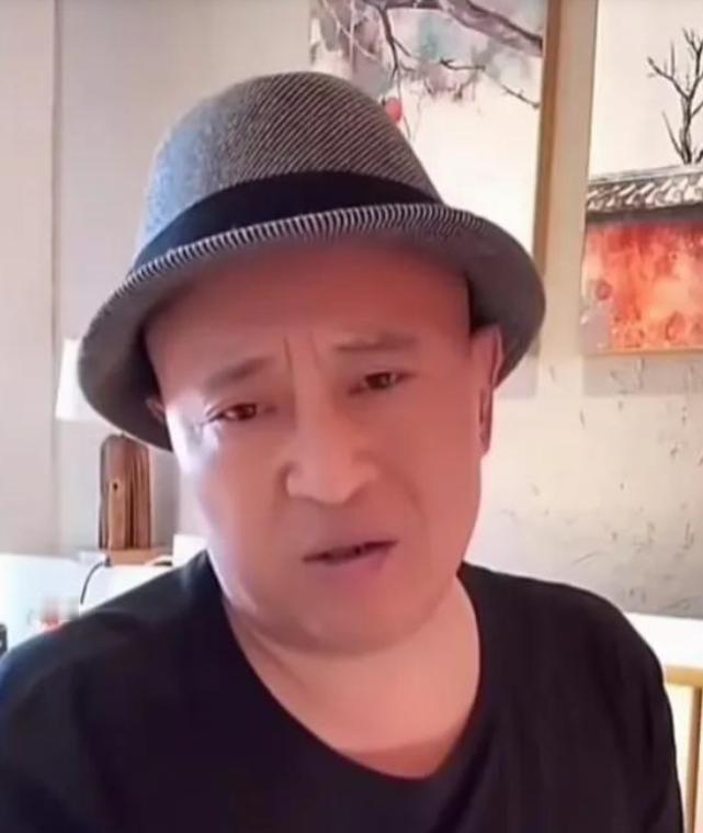 赵四说：“这几年跟赵本山拍戏，在分红这点上，我们拿的都不多，老师拿的多。可老师1