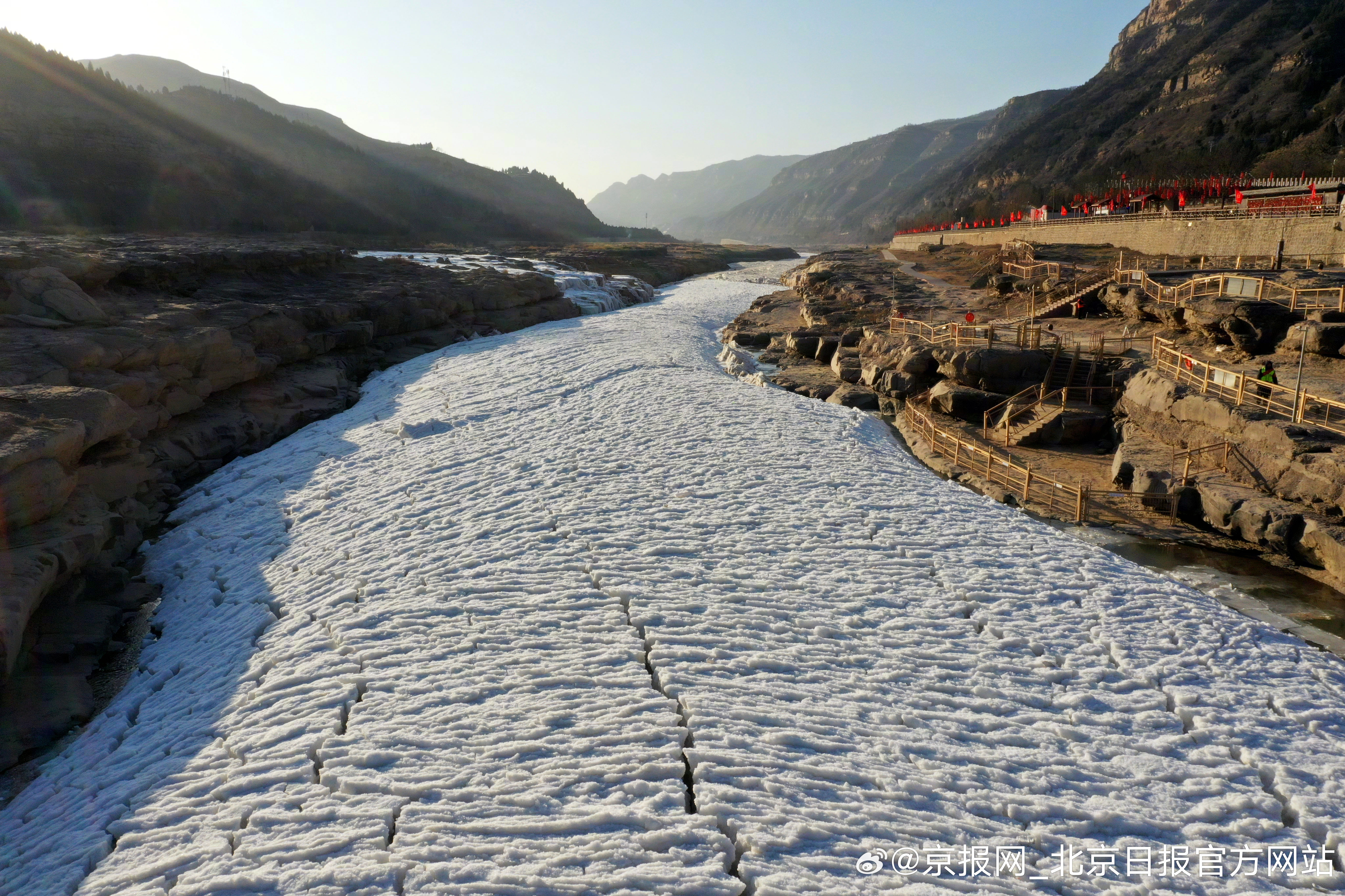 【持续低温，黄河壶口瀑布出现“流凌叉桥”奇特景观】连日来，受持续低温天气影响，黄