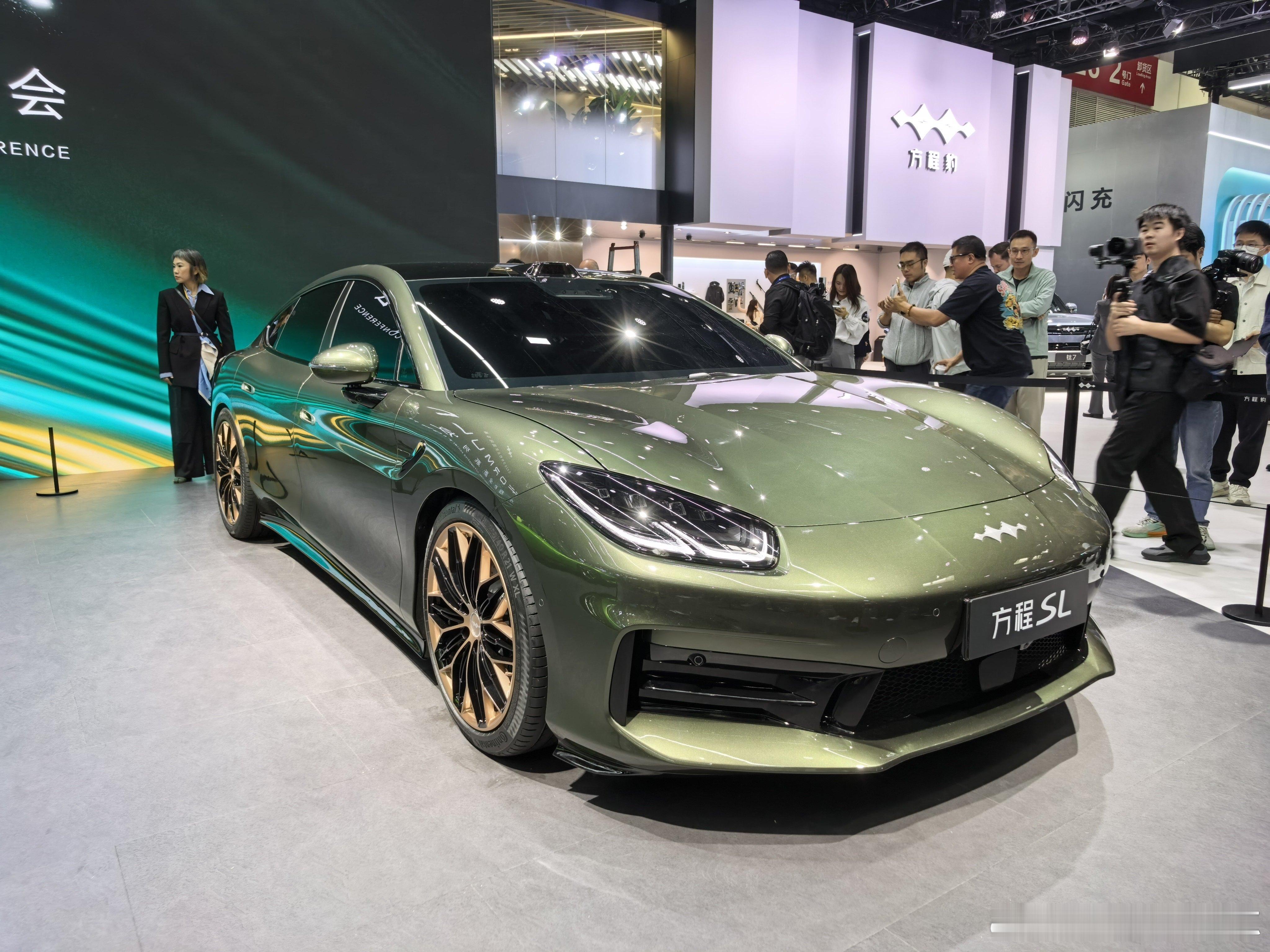 雷军来方程豹展台看方程豹新发的跑车和轿车了2026北京车展
