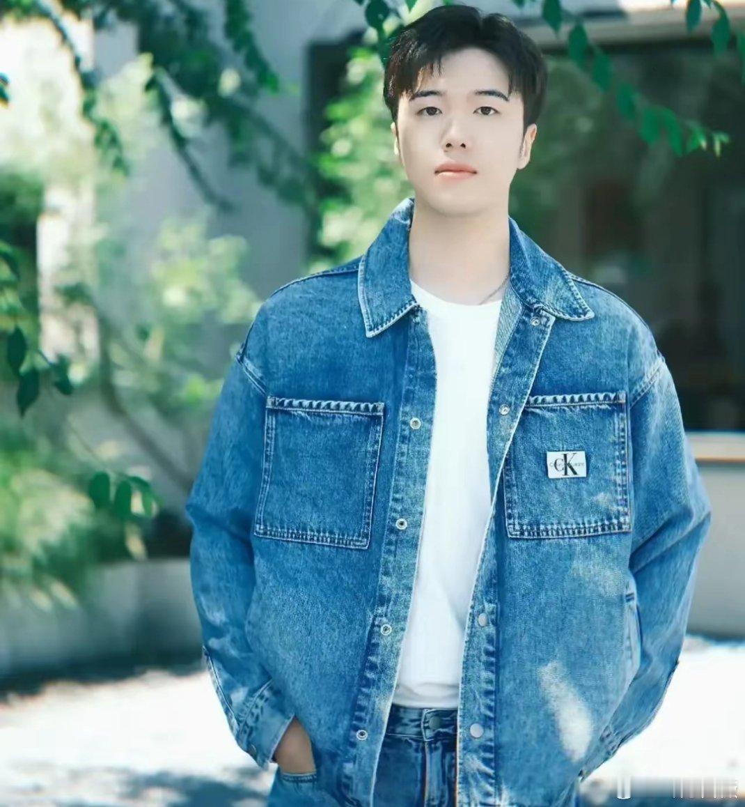 《凡人歌》是张哲华主演的上星第一部剧，他说对自己不自信，也不敢看，只偷偷看了弹幕