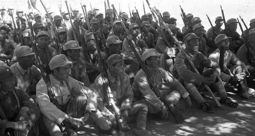 1944年11月的一天，徐孟厚怀抱已久的参军愿望终于实现。他偷偷瞒着父母离开了家