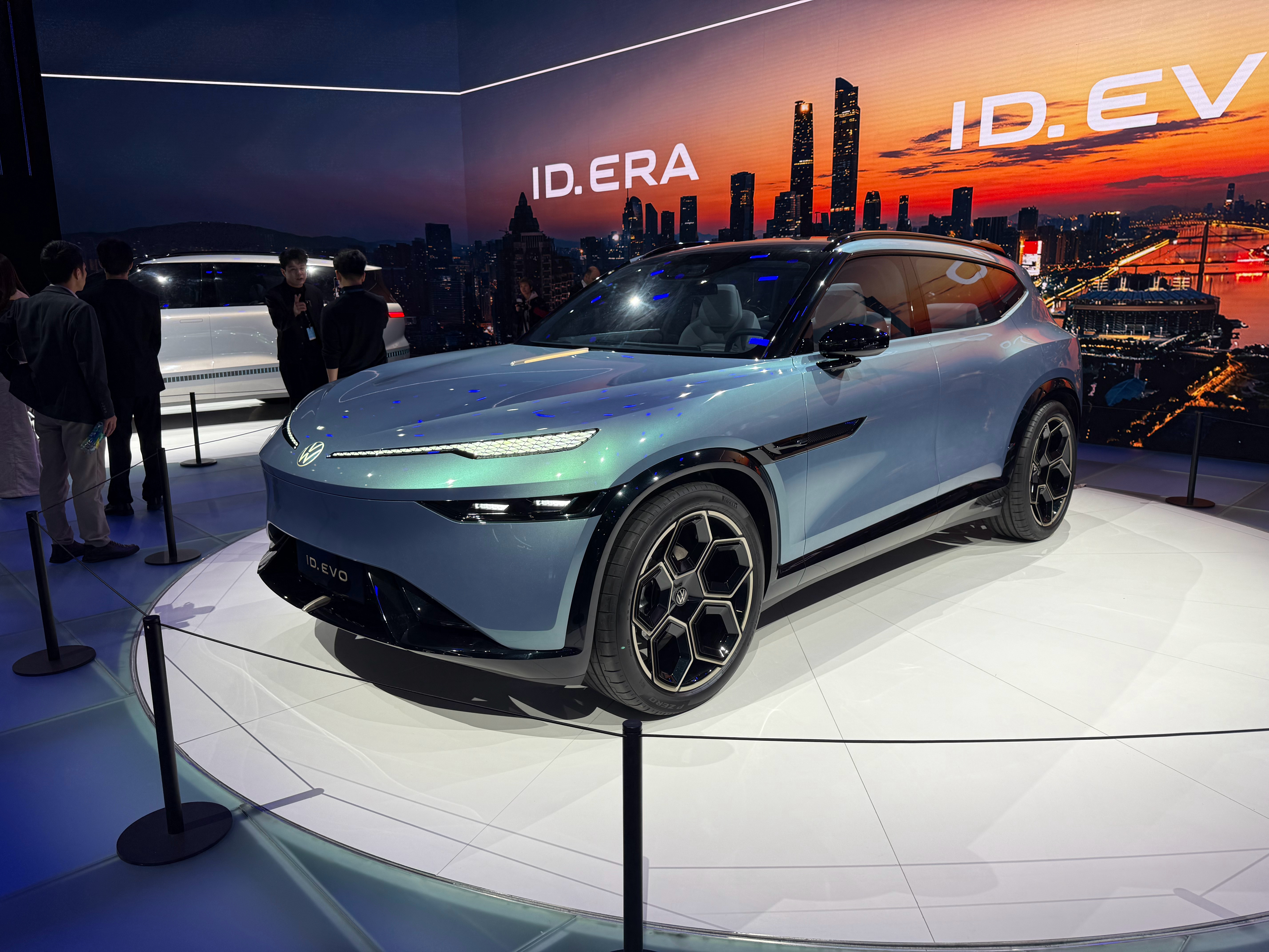 大众 ID.EVO，也就是大众的“小鹏 G9”，车身上有一行小字“ Desgin