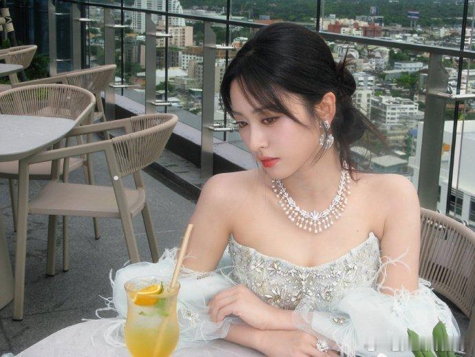 沈月 我也很久没被人亲了中餐厅名场面《中餐厅》揽客名场面来啦！沈月第一次外出就被