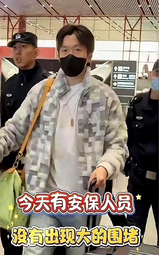 国乒笑话千千万，翼队兄妹加上大头占一半。
 

这仨活宝又一起出现在机场，拖着行