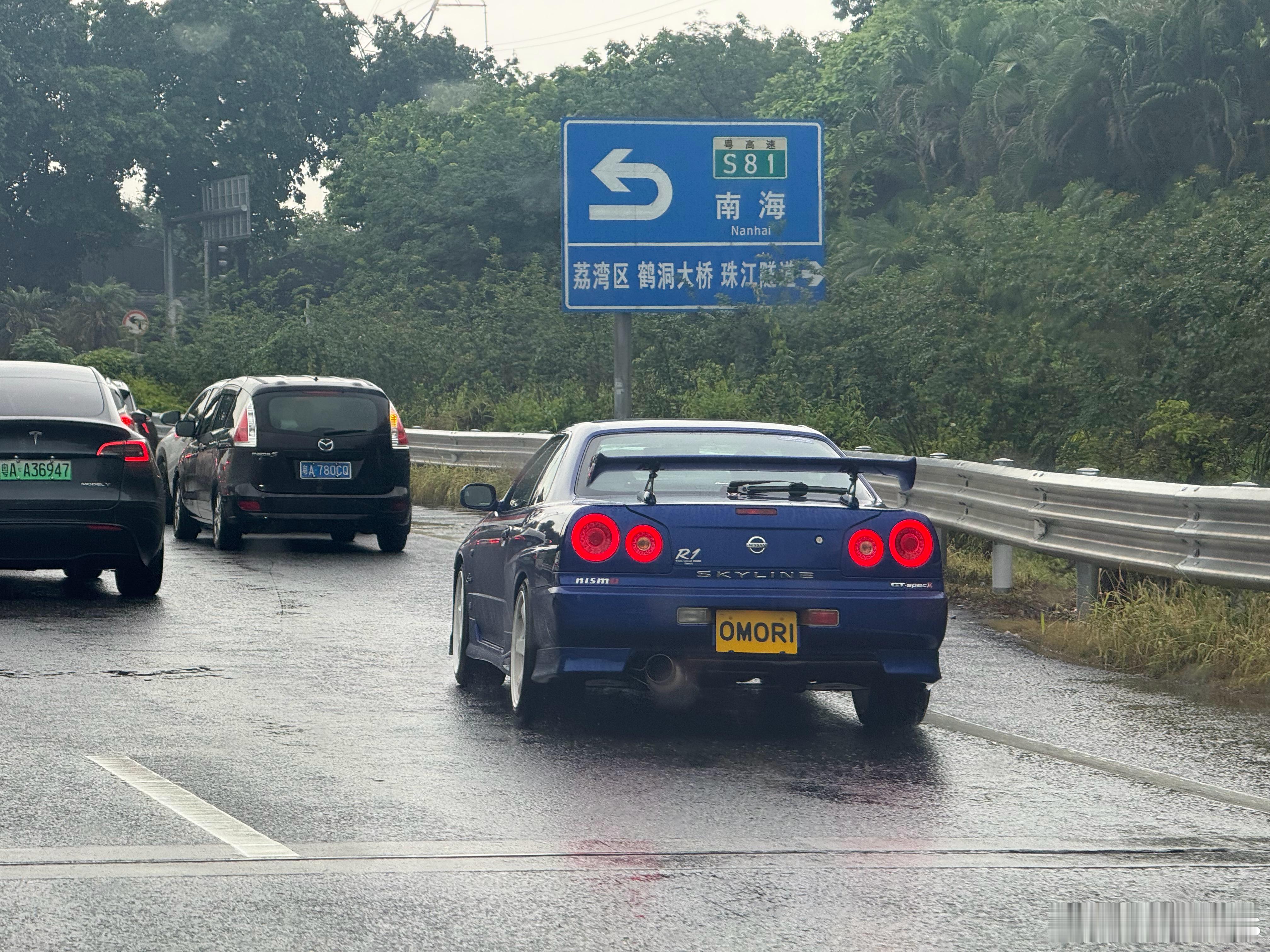 R34的尾灯，真的很有辨识度！ 