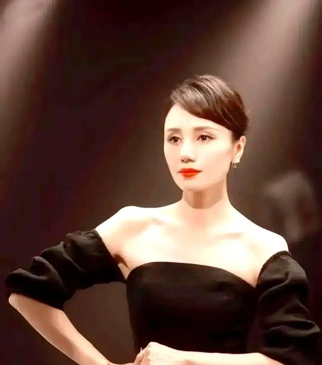 在青岛早市砍价的明星，撕开了娱乐圈最精致的伪装。
夏雨拎起海虹袋子，袁泉掏钱找零