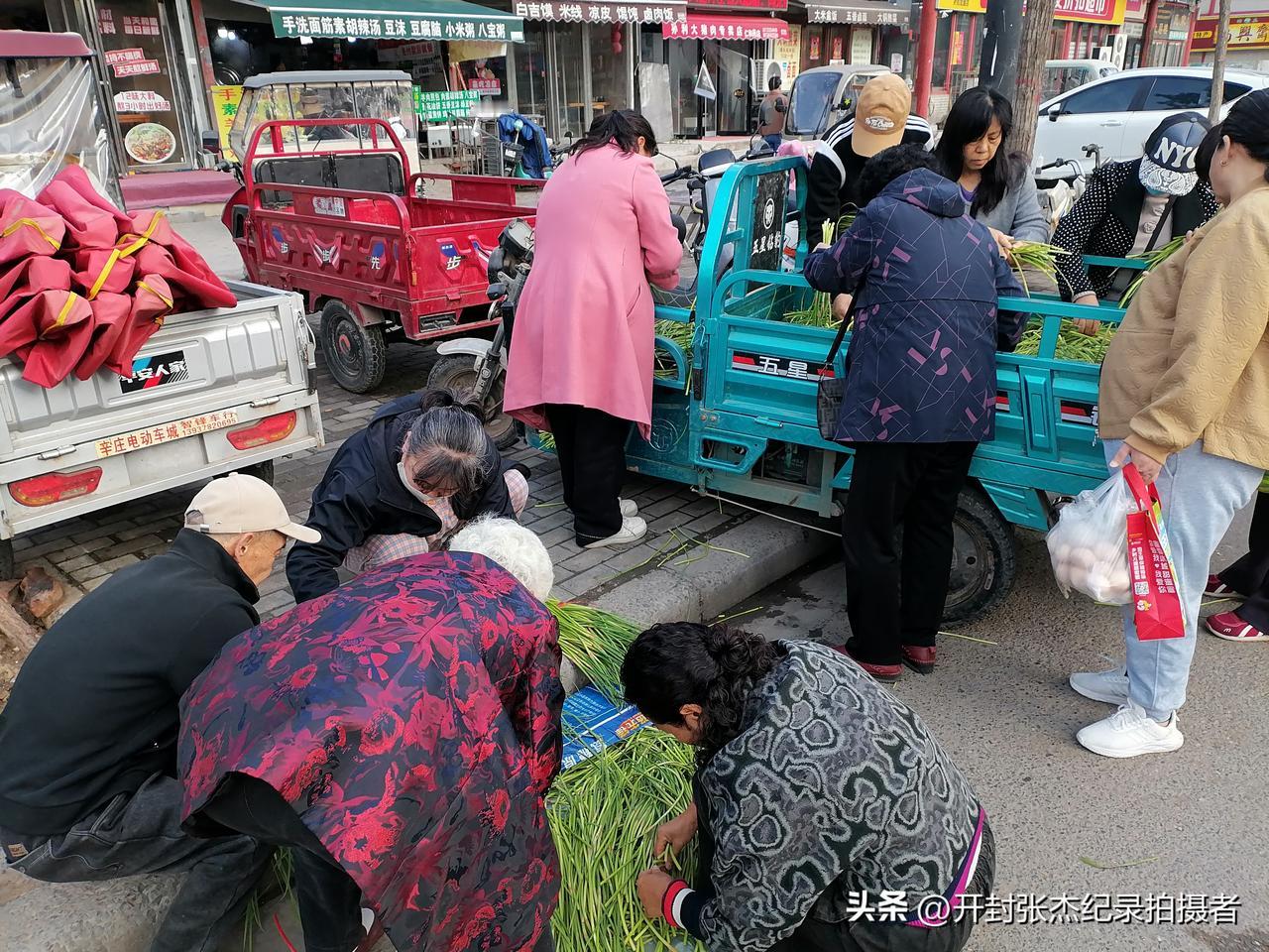 抢了十几分钟才抢三毛钱
今天早晨路过开封市东京大道看到很多人围着一辆电动三轮车捡