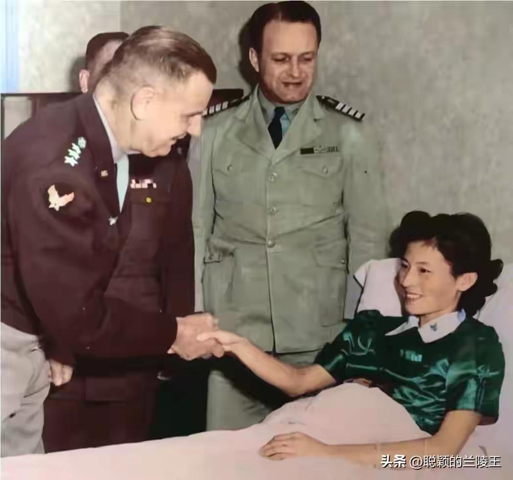 这是拍摄于一九四五年八月十七日的一张老照片，镜头中倚坐在床上的那位面容秀气的女子