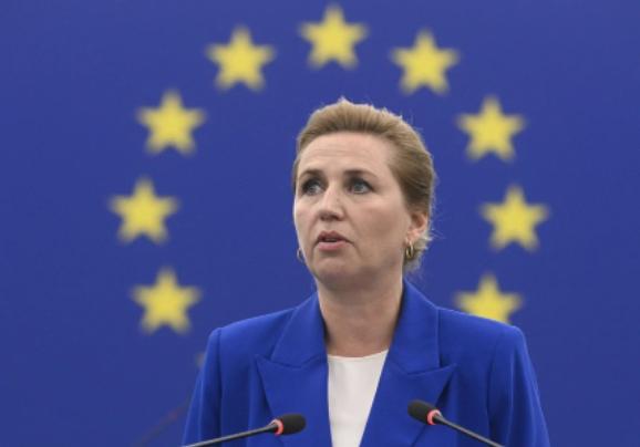 掏枪了！美军 C-17 直接降在格陵兰首府，丹麦毫不知情，连预警电话都没一个！第