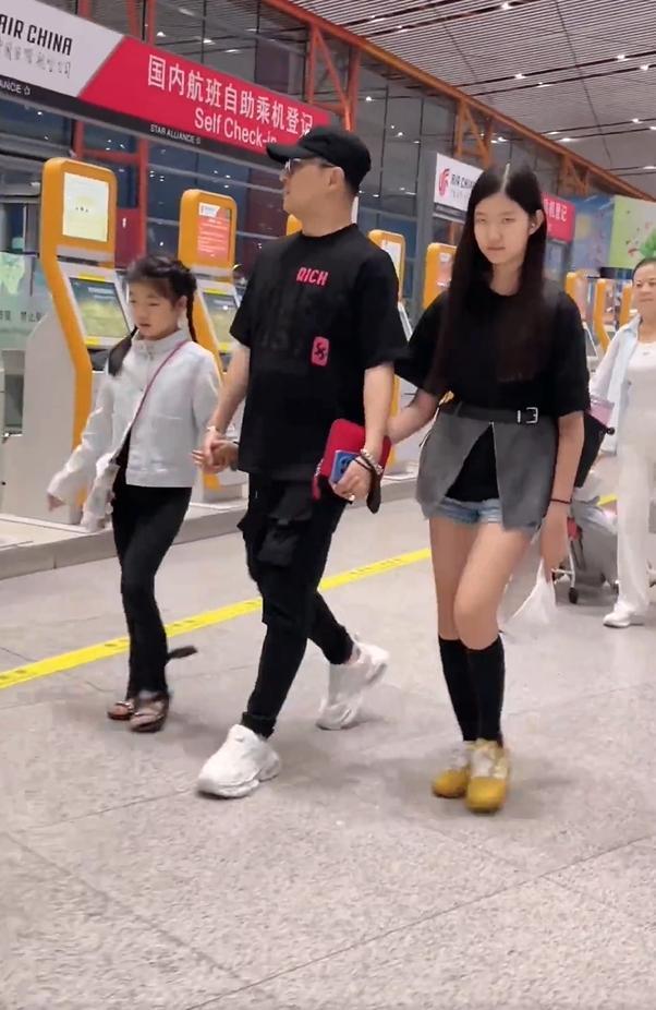 汪峰带着四个孩子旅游后回京，四个孩子罕见同框，他们分别是第一任葛荟婕生的小苹果（