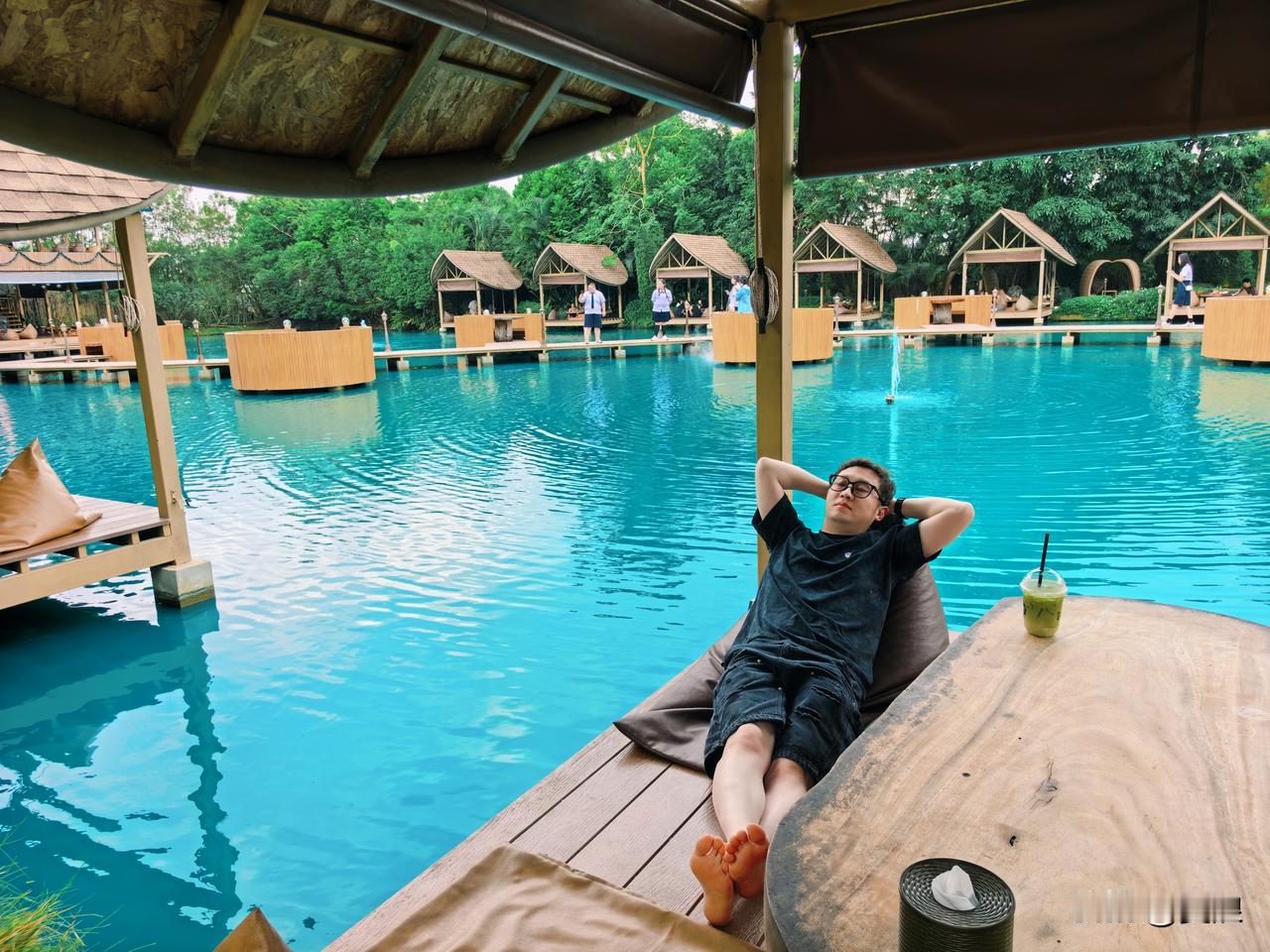 你能想象到这只是一个咖啡厅吗？这里的湖水竟然是染出来的，蓝得让人心醉！随便拍个照