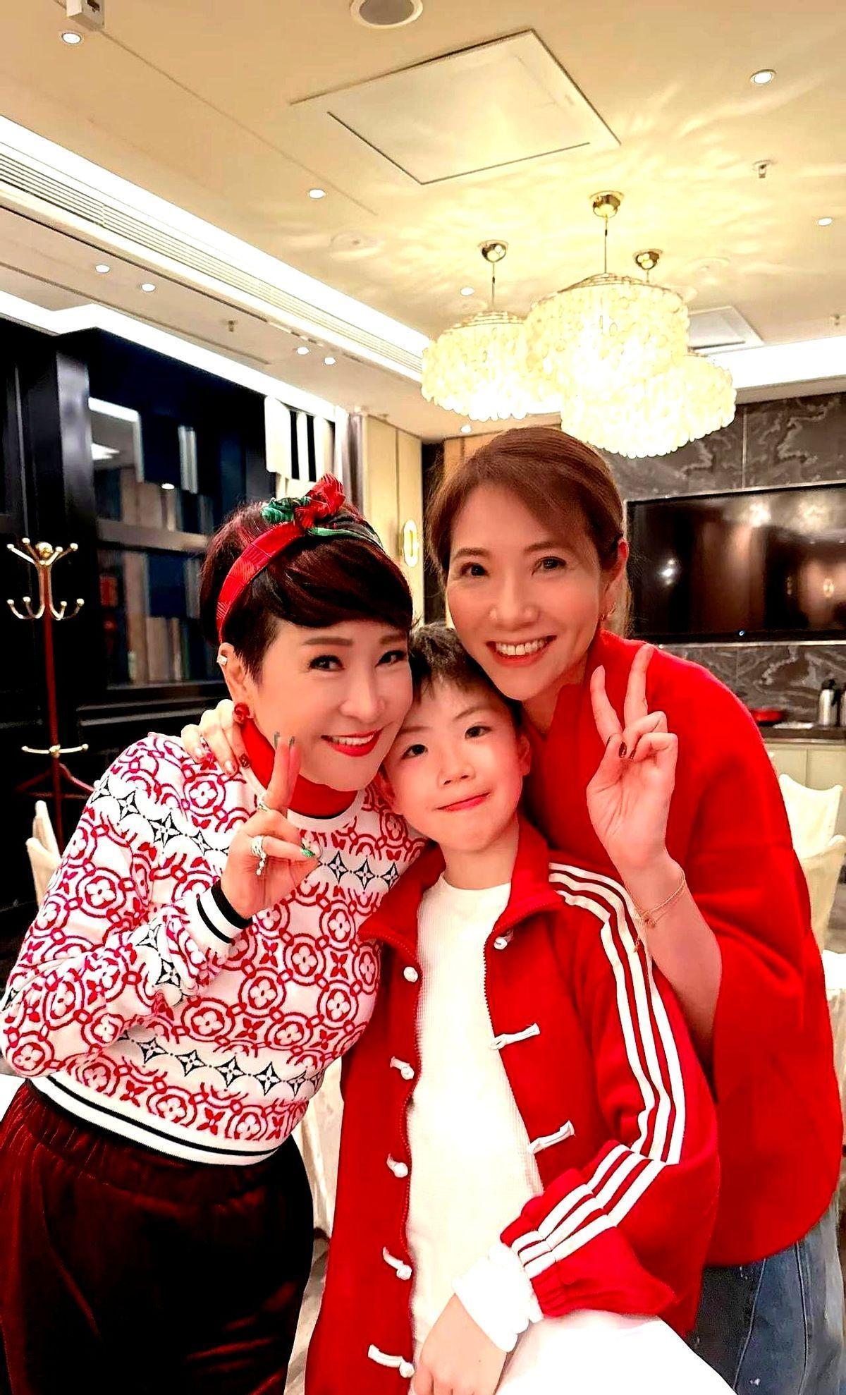 离婚三十年他每周准时来前妻家吃饭，现任丈夫笑着把主位让出来。
香港最传奇的离婚夫