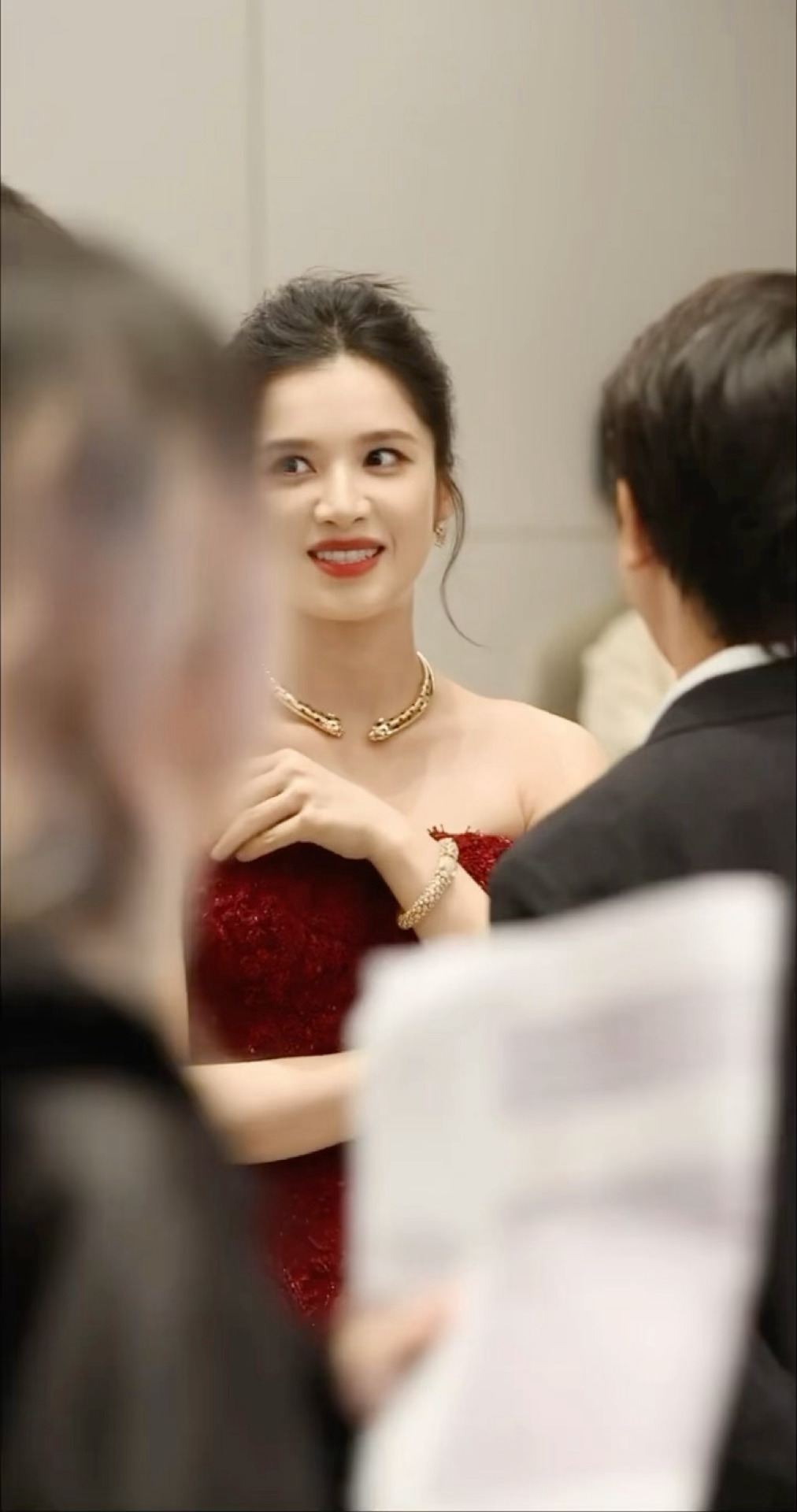 张婧仪的第二套 红裙 