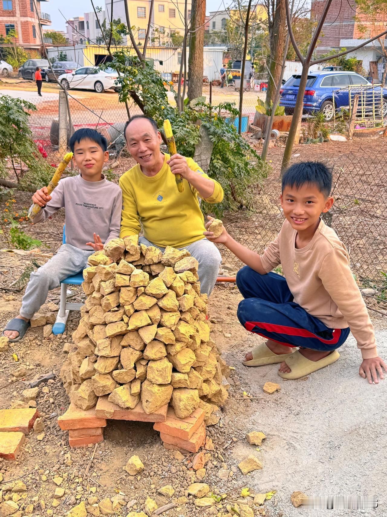 『泥土焗番薯』是广东粤西及周边地区一种传统的烹饪方式，也被称为“打土窑”或“焗炉